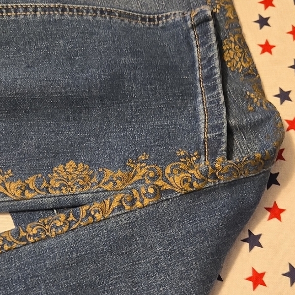 Stylish Blue Skinny Jeans with Gold Accents - Picture 5 of 6